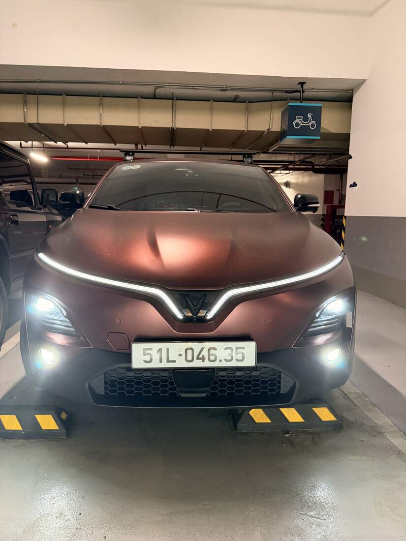 VF6 đầu xe bật đèn
